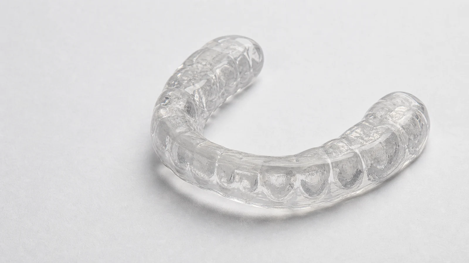 Férula Michigan rígida transparente sobre modelo dental