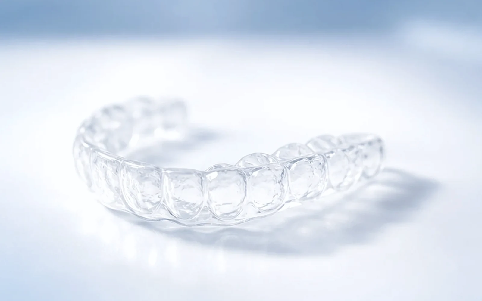Férula de retención transparente para mantener la posición dental tras ortodoncia